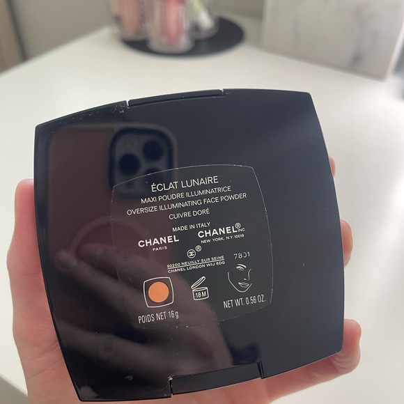 CHANEL Luminous Highlighter in Warm Gold - Picture 4 of 4